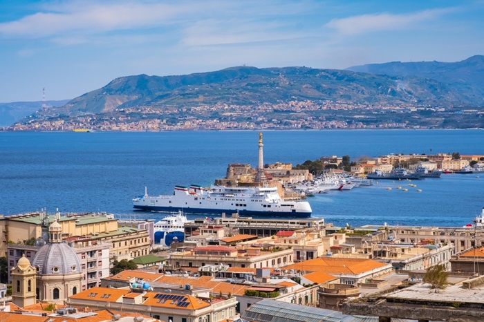 panoramica dello stretto di Messina