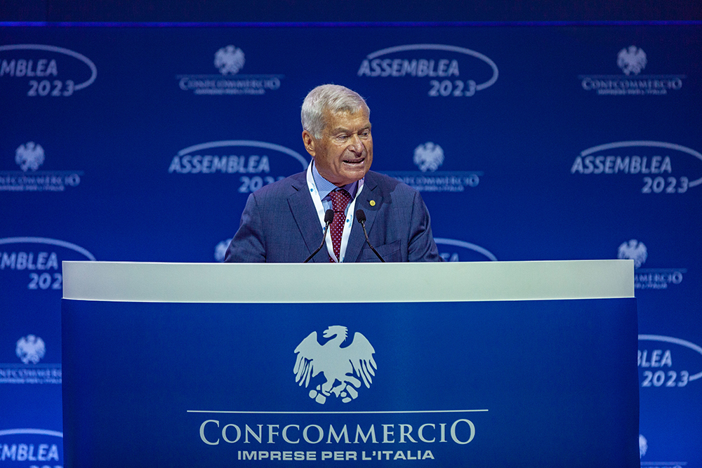 presidente Sangalli sul podio dell'assemblea confcommercio 2023