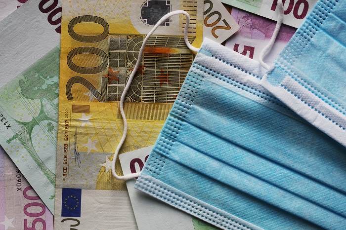 banconote euro e mascherine chirurgiche